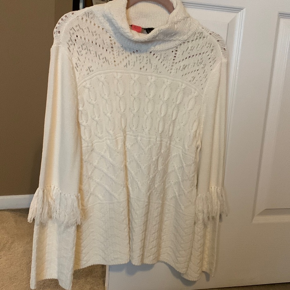 White House Black Market Cream Sweater Size Large.